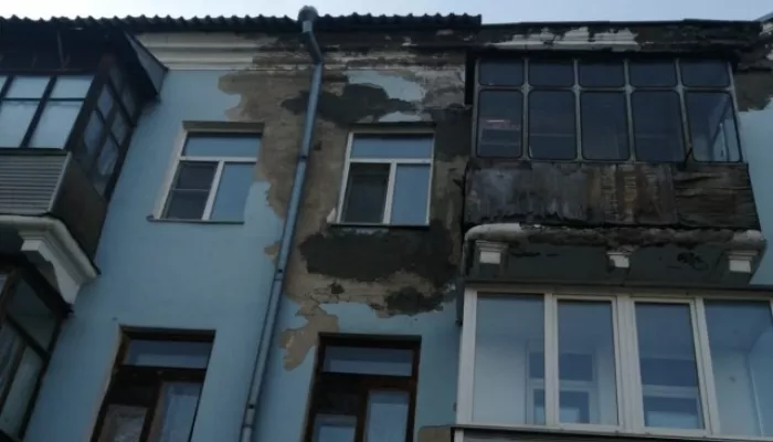 Жалобы барнаульцев на камнепад в центре города дошли до Бастрыкина