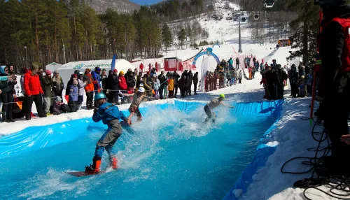 На Алтае горнолыжный сезон закрыли прыжками со снега в бассейн. Фото