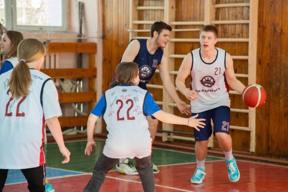 Баскетболисты "Барнаула" побывали в гостях у ребят из Павловского детского дома