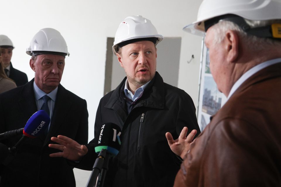 Виктор Томенко проконтролировал строительство детского сада в Барнауле