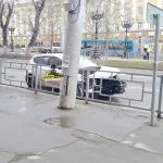Иномарка врезалась в металлическое ограждение в центре Барнаула