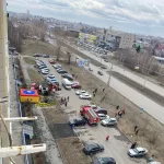 В Барнауле с помощью пожарной лестницы и батута спасли девушку