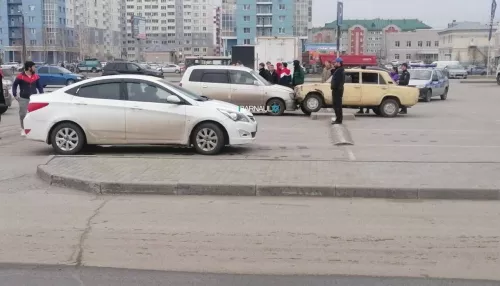 В Барнауле в районе Ленты дрифтер улетел в припаркованное авто