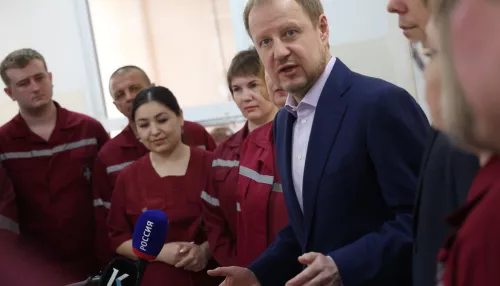 Виктор Томенко посетил с праздничным визитом подстанцию скорой помощи в Барнауле