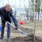 Мэр Барнаула Вячеслав Франк принял участие в субботнике и высадил яблони