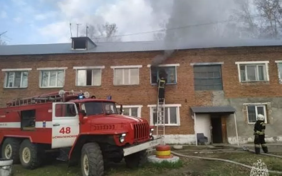 В райцентре Смоленское из дома эвакуировали 12 человек