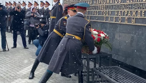 В Барнауле под падающим снегом возложили цветы к стеле Город трудовой доблести