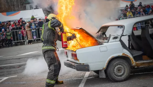 Барнаульские пожарные раскрасили хмурое утро 1 мая эффектным шоу. Фоторепортаж