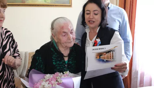 Чиновники с поздравлениями и подарками пришли на столетие к жительнице Барнаула