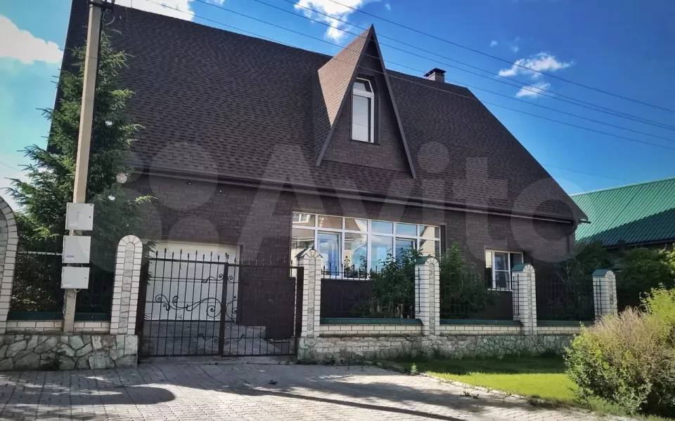 В Барнауле за 30 млн рублей продают двухэтажный дом с теплым бассейном