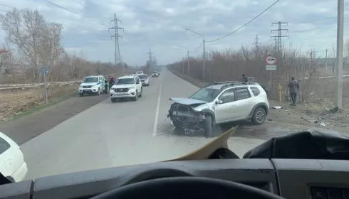 В Барнауле иномарка врезалась в Renault и улетела в кювет