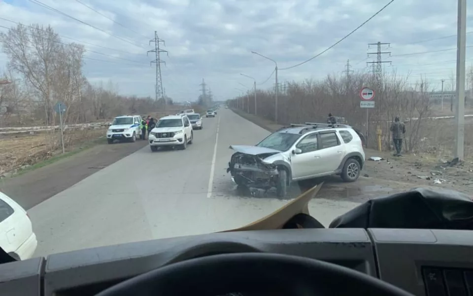 В Барнауле иномарка врезалась в Renault и улетела в кювет