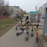 Барнаульцы вновь жалуются на заставленные электросамокатами тротуары