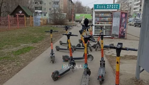 Барнаульцы вновь жалуются на заставленные электросамокатами тротуары