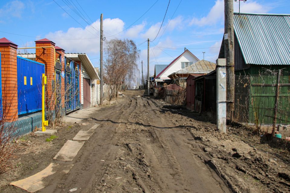 Улица Поселковая после работы грейдера. Конц апреля 2023 года
