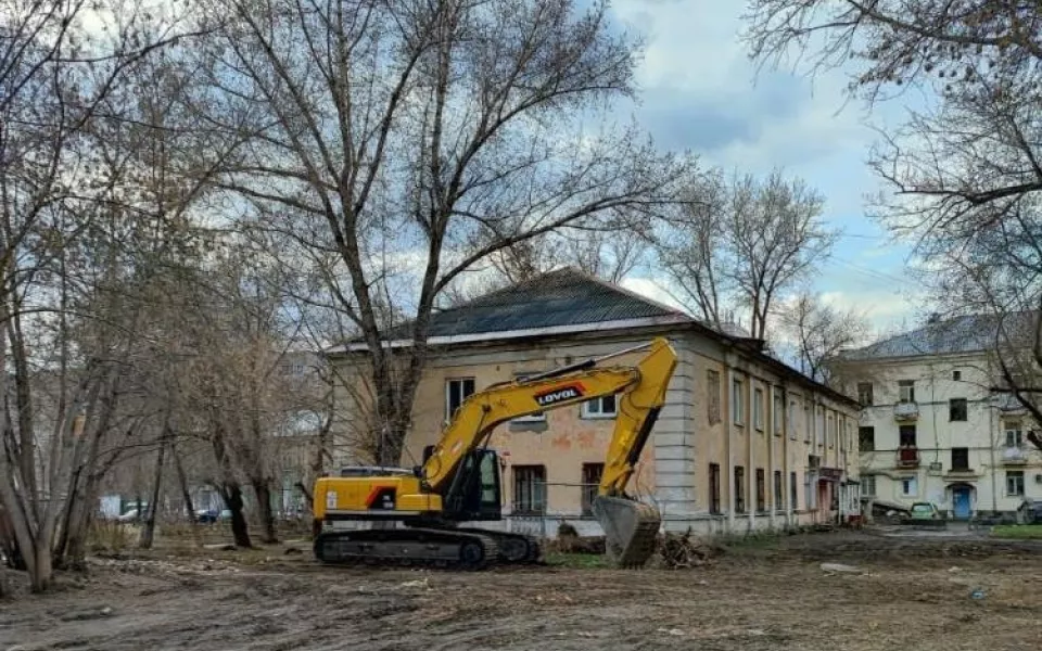 В Барнауле сносят аварийный дом на проспекте Ленина, 133
