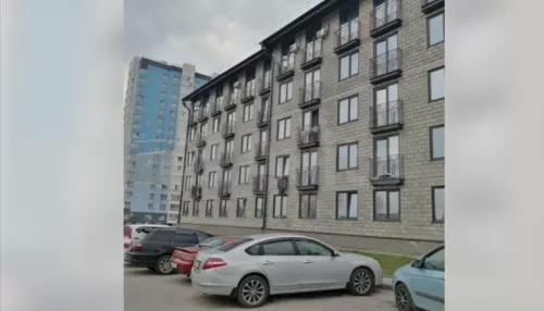 В Барнауле почти за 3 млн продают двухуровневую студию с французским балконом