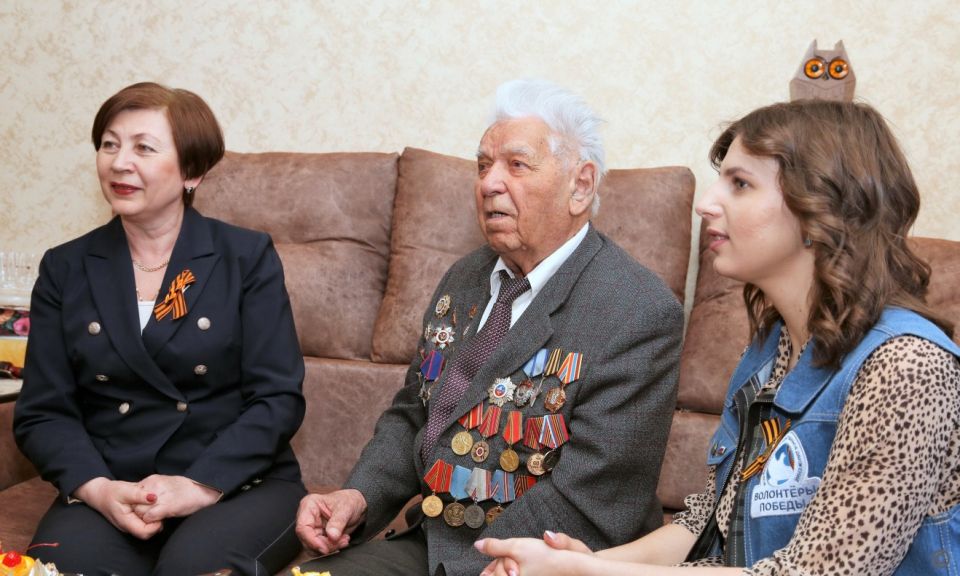 Власти Барнаула поздравили ветерана с праздником
