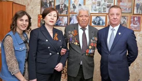 Власти Барнаула поздравили ветерана ВОВ с Днем Победы