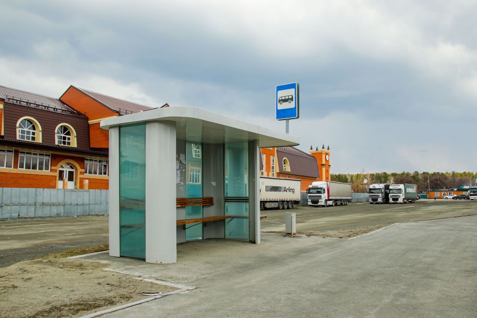 Остановка рядом с придорожным комплексом, куда переедет кафе "У Григорича"