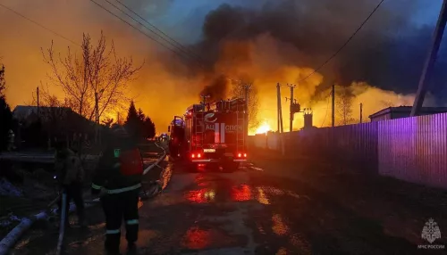Тюменское село охватил сильнейший пожар – введен режим ЧС