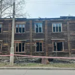 В Барнауле сносят дважды горевший деревянный барак
