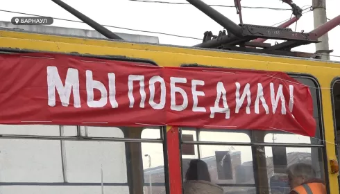 Как по Барнаулу в канун 9 Мая курсирует трамвай Победы