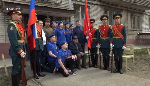 У дома ветерана ВОВ в Барнауле провели торжественный парад
