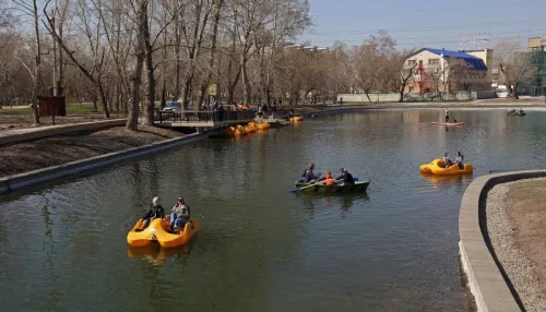 Барнаульцы открыли сезон катамаранов на пруду в парке Изумрудный