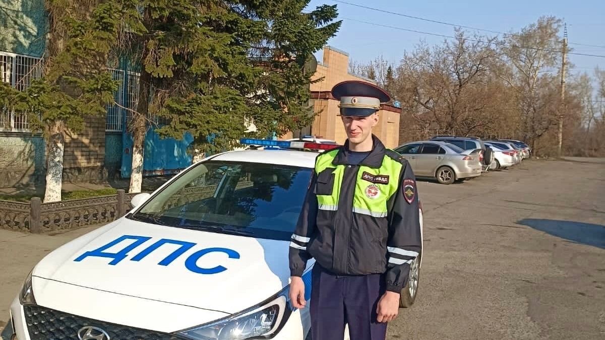 Инспектор ДПС лейтенант полиции Евгений Цветцых