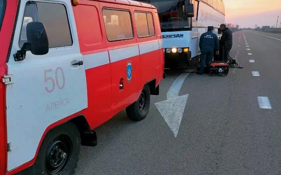 В Алтайском крае на трассе сломался автобус с 52 людьми