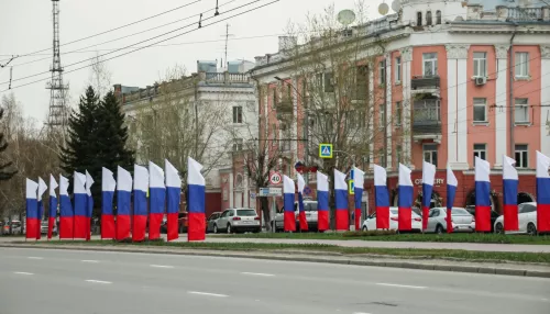 Знамена, звезды и плакаты: как Барнаул украсили ко Дню Победы. Фоторепортаж