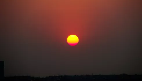 Барнаульцы наблюдали огненное солнце в дыму. Фото