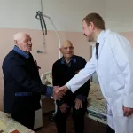 Виктор Томенко навестил ветеранов в госпитале и зачитал им стихи