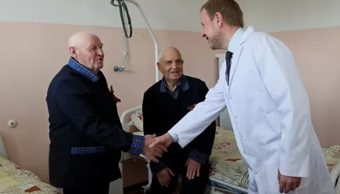 Виктор Томенко навестил ветеранов в госпитале и зачитал им стихи