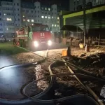 В Барнауле ночью вспыхнул многоквартирный дом на площади 120 квадратов