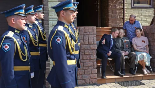 Виктор Томенко поздравил жителей Алтайского края и рассказал о своих героях