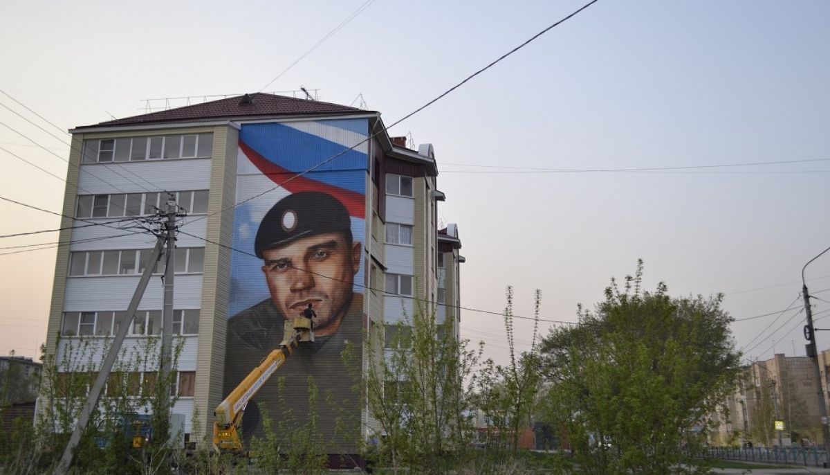 В Рубцовске на жилом доме появился портрет героя СВО - Толк 09.05.2023