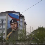 В Алтайском крае на жилом доме изобразили портрет героя СВО