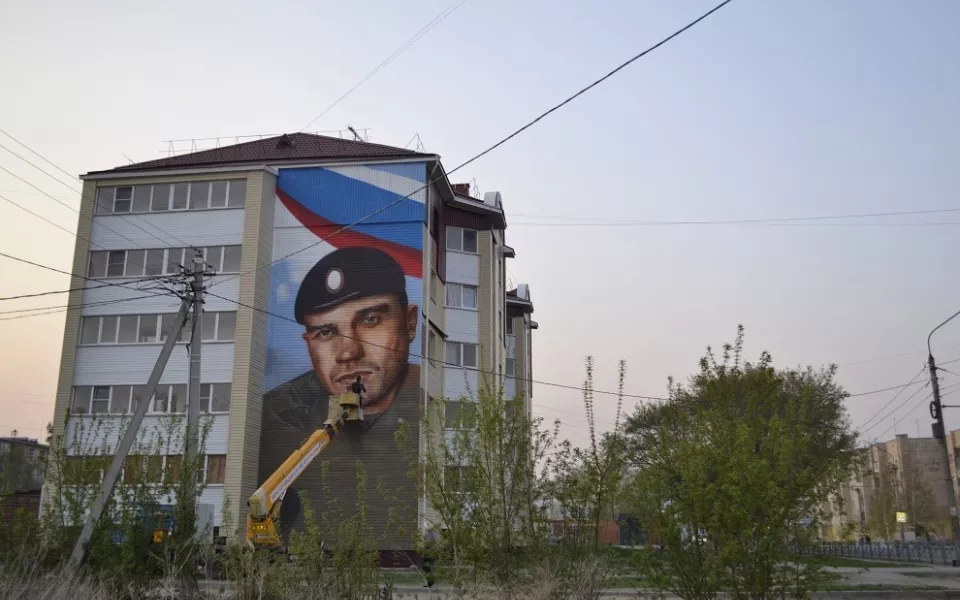 В Алтайском крае на жилом доме изобразили портрет героя СВО