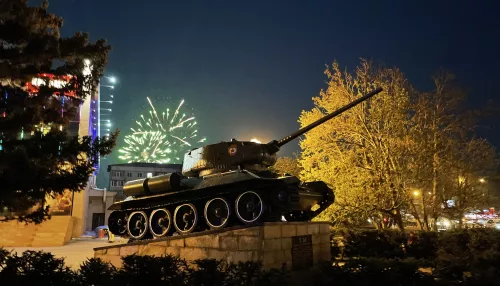 Небо над Барнаулом озарили огни салюта в честь Дня Победы. Фото