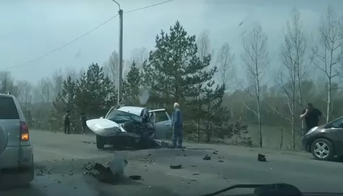 В Бийске грузовик завалился на бок после жесткого встречного ДТП