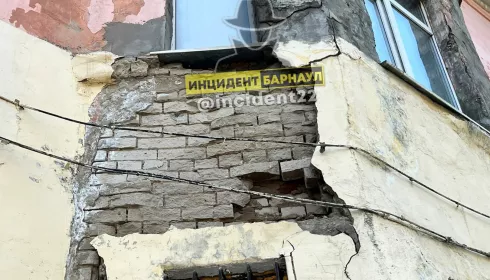 В Барнауле обрушился фасад очередного аварийного дома