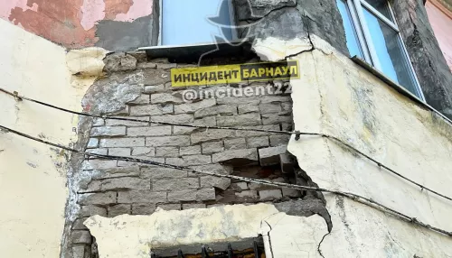В Барнауле обрушился фасад очередного аварийного дома