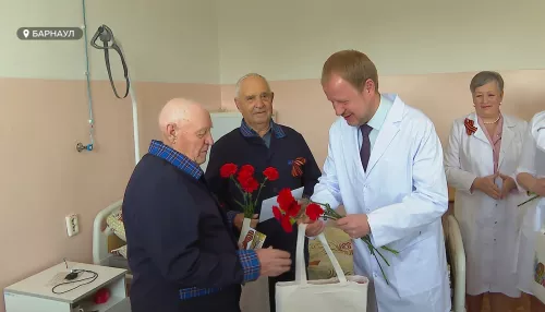 Томенко поздравил с Днем Победы пациентов барнаульского госпиталя для ветеранов