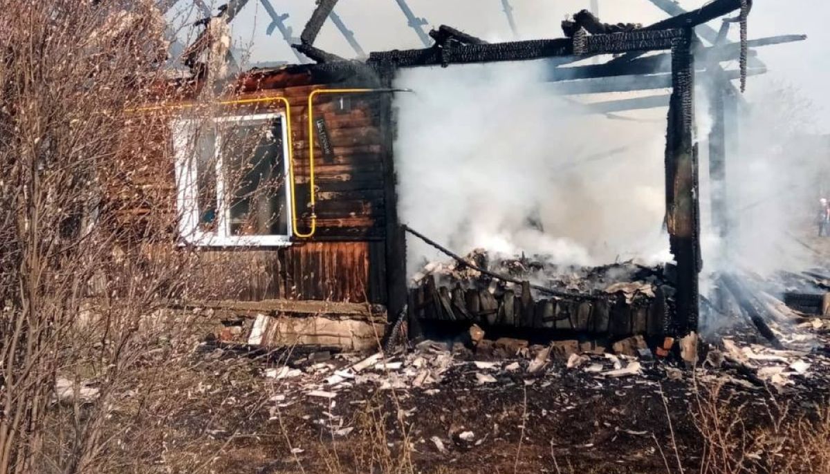 В Алтайском крае пожарный вывел из огня семью в свой выходной - Толк  11.05.2023