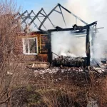 Алтайский пожарный спас из горящего дома ребенка и двух взрослых