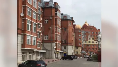 В центре Барнаула продают двухуровневую квартиру с камином и лепниной на потолке