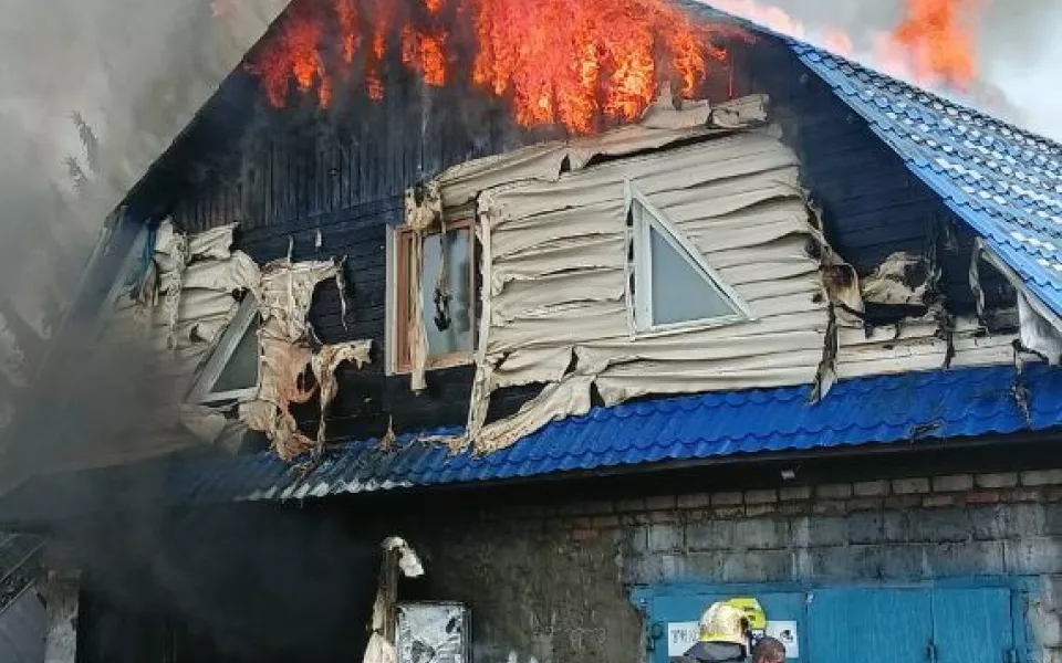 В Барнауле произошел крупный пожар в доме на улице Линейной