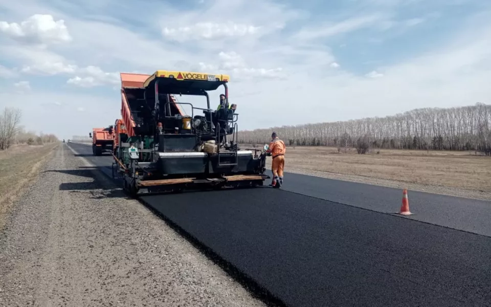 В Алтайском крае ремонтируют две дороги к соседним регионам